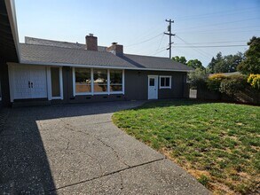 2203 Gainsborough Ave in Santa Rosa, CA - Building Photo - Building Photo