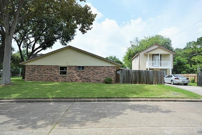 8015 Bronson St in Houston, TX - Foto de edificio - Building Photo