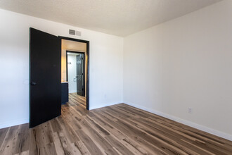 Acacia Gardens in Phoenix, AZ - Building Photo - Interior Photo