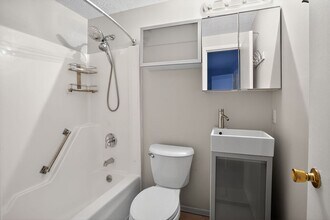 5523 Ellsworth Ave in Pittsburgh, PA - Foto de edificio - Building Photo