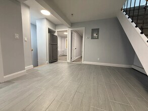 20709 34th Ave, Unit 2 in Bayside, NY - Foto de edificio - Building Photo