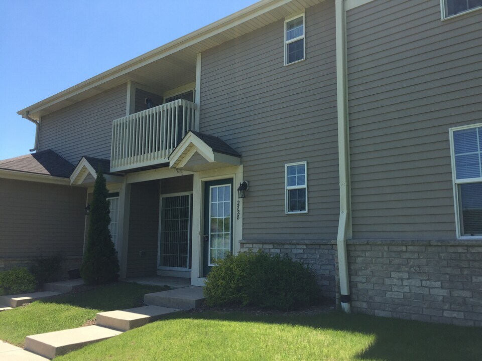 2778 Hidden Dr in St. Francis, WI - Building Photo