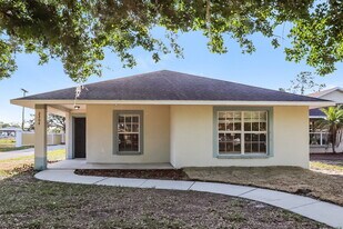 2304 Pleasure Run Dr in Ruskin, FL - Building Photo