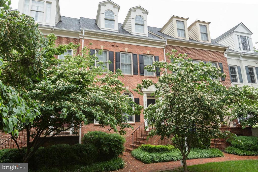 8857 Ashgrove House Ln in Vienna, VA - Building Photo
