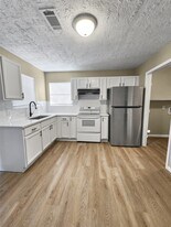 137 County Rd 3431 in Cleveland, TX - Building Photo