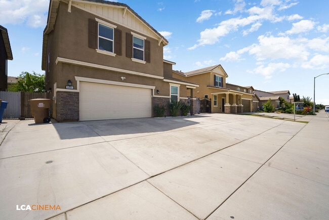 5805 Commonwealth Ave in Bakersfield, CA - Foto de edificio - Building Photo