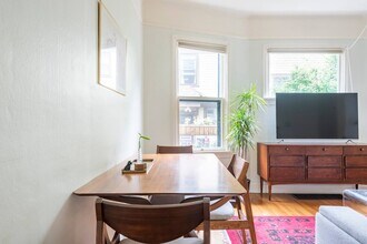 1320 SE 28th Ave, Unit Lower in Portland, OR - Foto de edificio - Building Photo