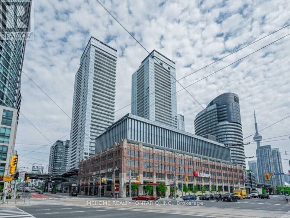 17-3717 Bathurst St in Toronto, ON - Building Photo