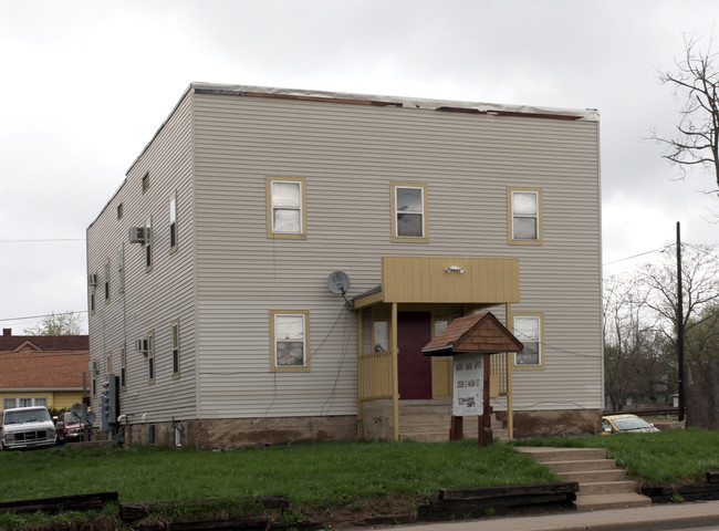 2936 E Washington St in Indianapolis, IN - Foto de edificio - Building Photo