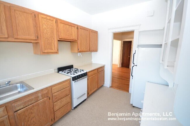 1860 Commonwealth Ave, Unit 35 in Boston, MA - Building Photo - Building Photo