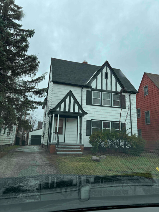 3658 Strathavon Rd in Shaker Heights, OH - Building Photo