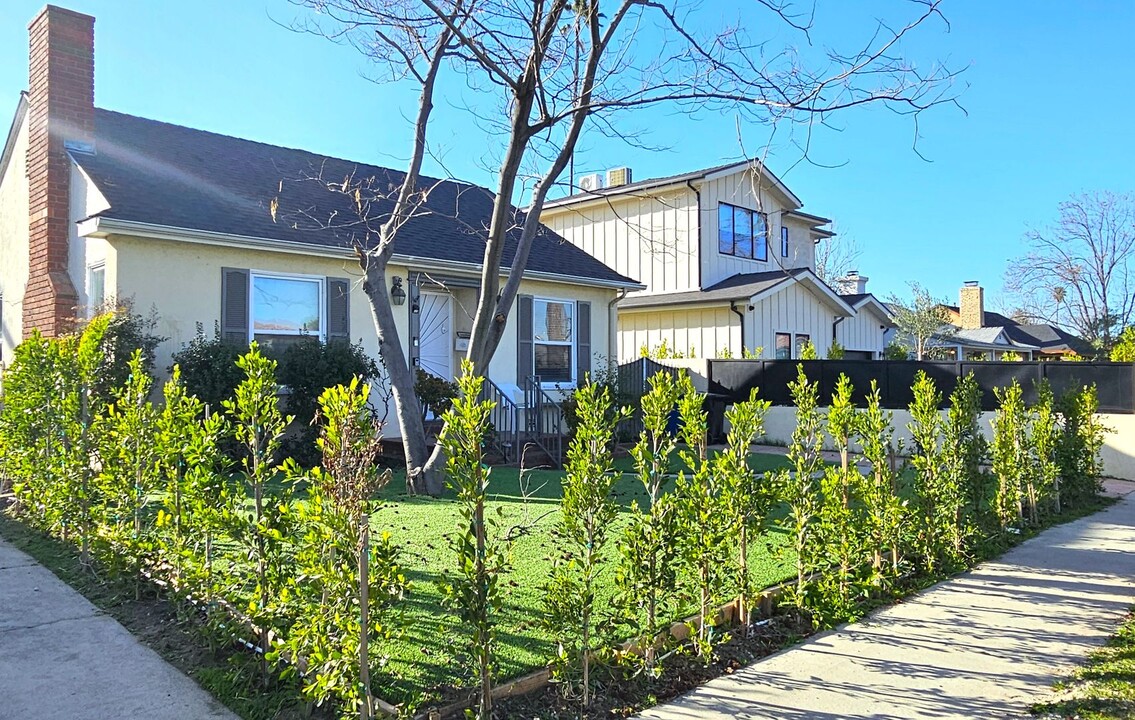 5071 Enfield Ave in Los Angeles, CA - Building Photo