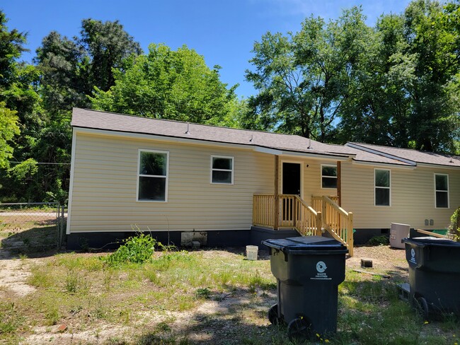 210 Lee St in Spring Lake, NC - Foto de edificio - Building Photo