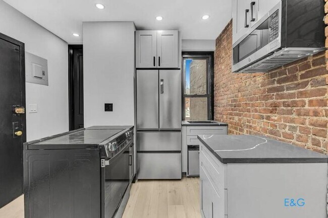 438 W 52nd St in New York, NY - Building Photo - Building Photo