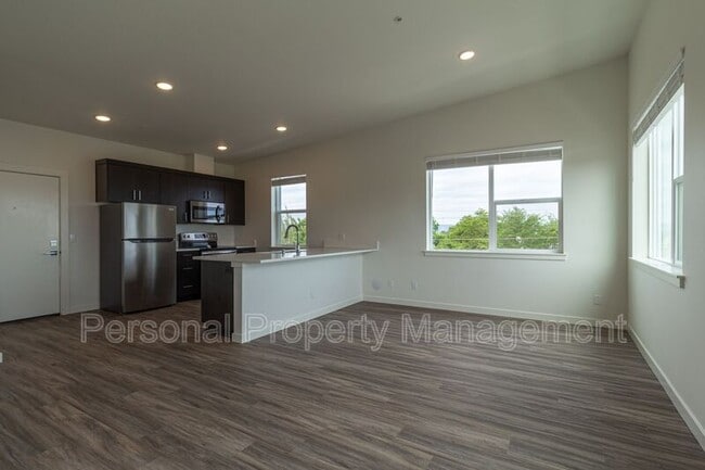 1111 W Fourth Plain Blvd in Vancouver, WA - Building Photo - Building Photo