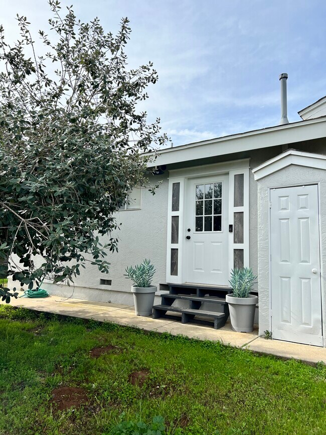 481 Eldorado Dr in Escondido, CA - Foto de edificio - Building Photo
