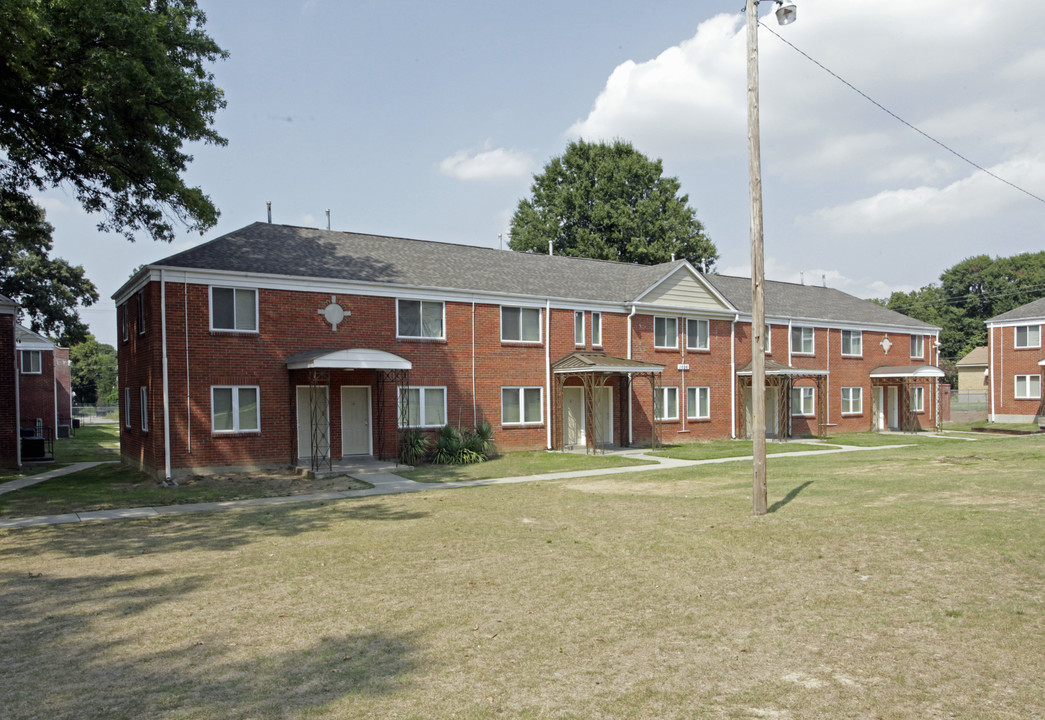 Saints Court Apartments in Memphis, TN - Building Photo