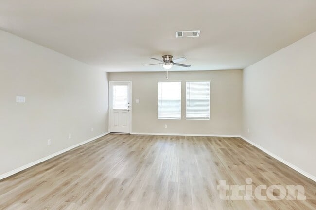 9727 Marbach Hl in San Antonio, TX - Foto de edificio - Building Photo