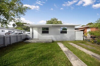 2009 NW 32nd St in Miami, FL - Building Photo - Building Photo