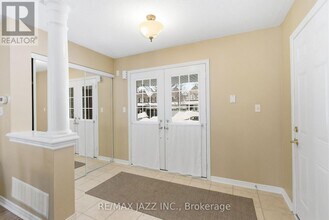 42 Russell Barton Ln in Uxbridge, ON - Building Photo - Building Photo