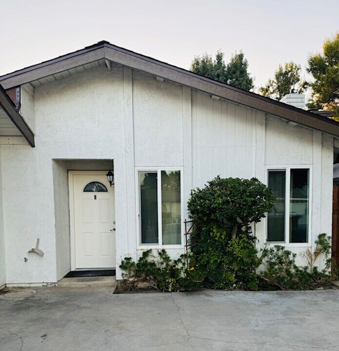 409 Quailridge Rd-Unit -Unit B in Bakersfield, CA - Foto de edificio