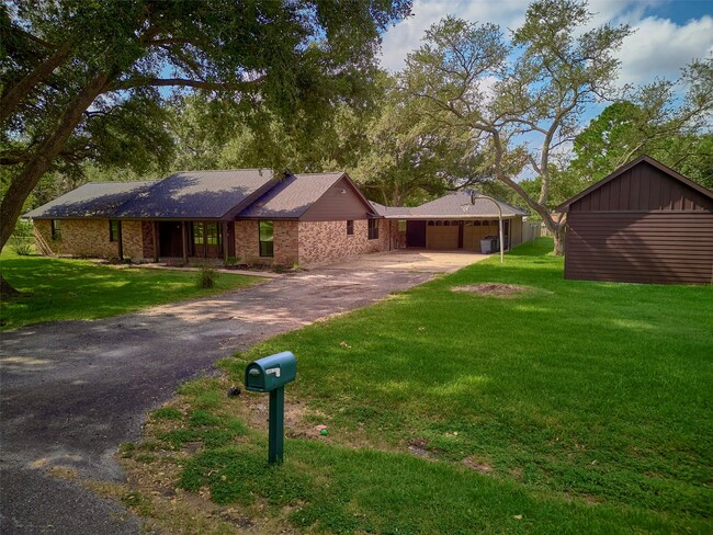 16022 Clarence St in Needville, TX - Building Photo - Building Photo