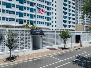 Gulfstream Towers in Sarasota, FL - Foto de edificio - Building Photo