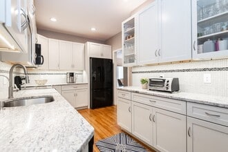 178 Bishops Forest Dr in Waltham, MA - Foto de edificio - Building Photo