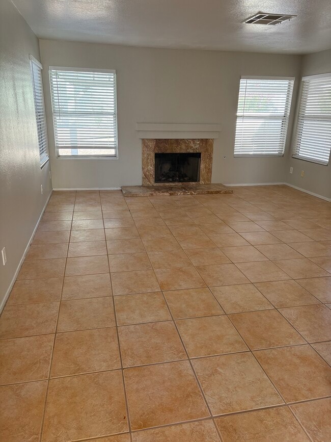 1349 Lucia Dr in Las Vegas, NV - Foto de edificio - Building Photo