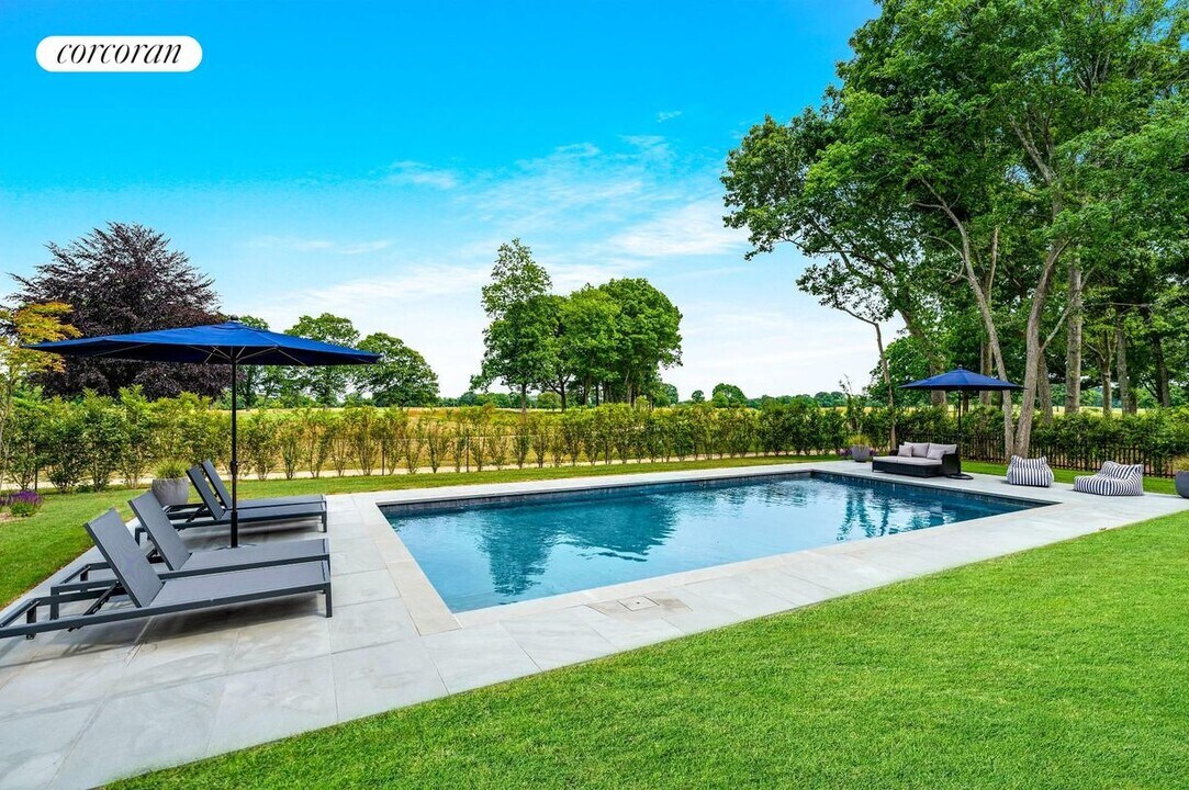 34 Country Club Dr in Shelter Island, NY - Building Photo