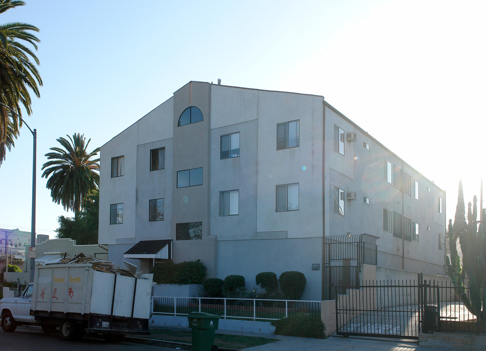 411 N Kenmore Ave in Los Angeles, CA - Foto de edificio