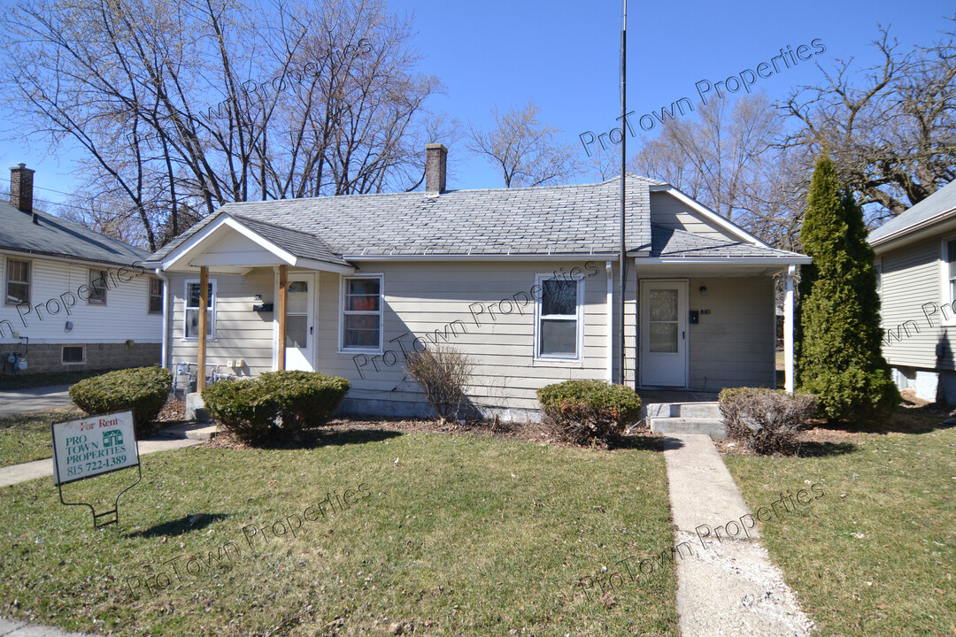 209 Hyde Park St in Joliet, IL - Building Photo