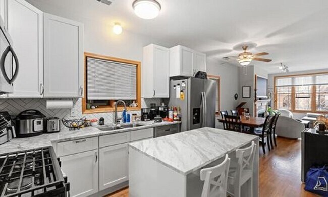 2033 W Huron St, Unit #  01 in Chicago, IL - Foto de edificio - Building Photo