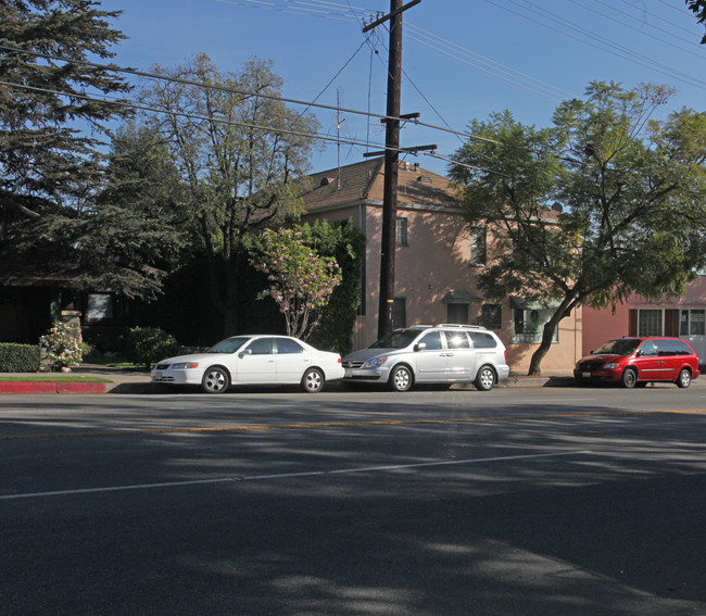 1816-1822 Hillhurst Ave in Los Angeles, CA - Foto de edificio - Building Photo