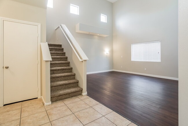 4933 Royal Lake Ave in Las Vegas, NV - Building Photo - Building Photo