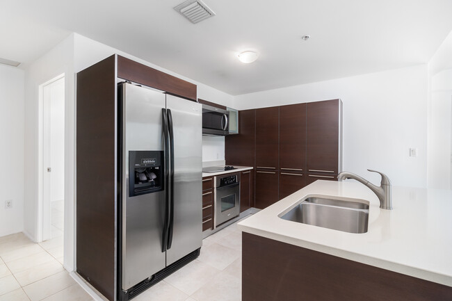 1900 N Bayshore Dr, Unit 2611 in Miami, FL - Building Photo - Building Photo