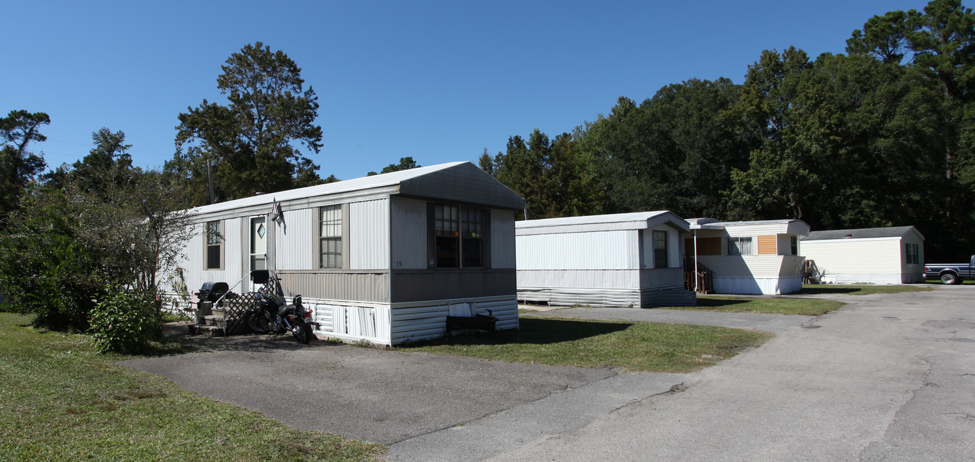 Four Seasons moble Home Park in Jacksonville, FL - Building Photo