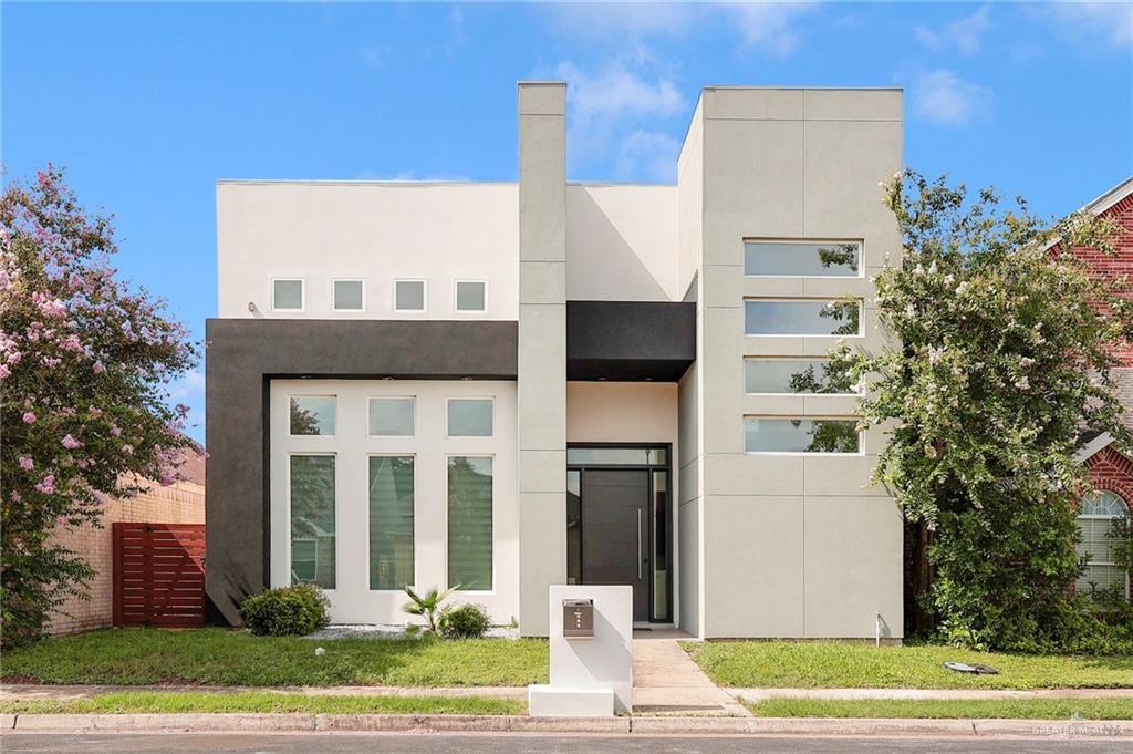 18 Redbud Ave W in McAllen, TX - Building Photo