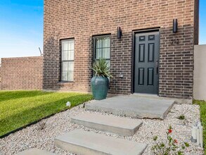 210 Veracruz Dr in Laredo, TX - Building Photo - Building Photo