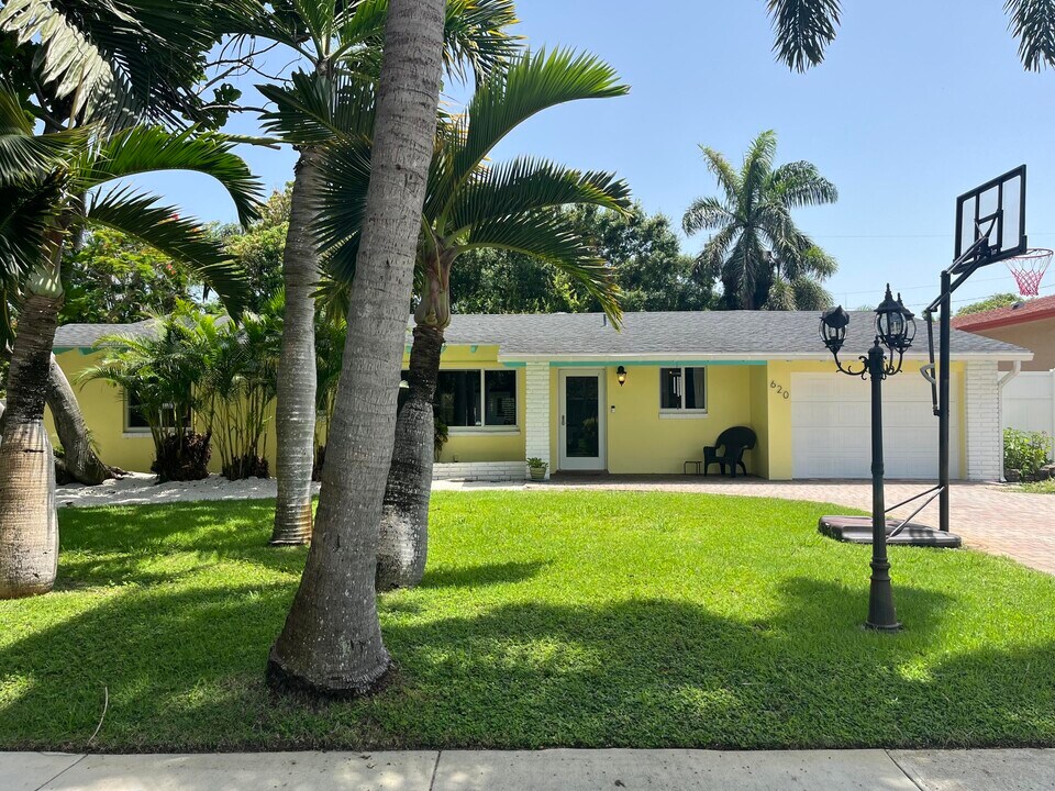 620 NE 9th Ave in Boynton Beach, FL - Building Photo
