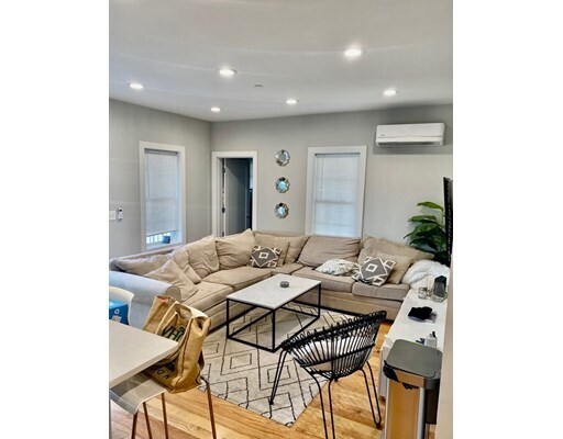 8 W Bellflower St in Boston, MA - Building Photo