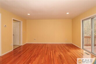 18 Snowflake Ln in Edison, NJ - Building Photo - Building Photo