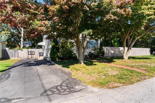 81 Easton Ave in Warwick, RI - Building Photo - Building Photo