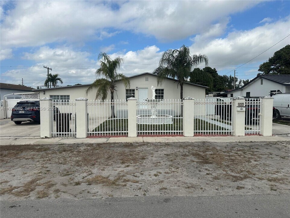 659 E 19th St in Hialeah, FL - Building Photo