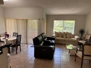11201 NW 7th St in Miami, FL - Foto de edificio - Building Photo