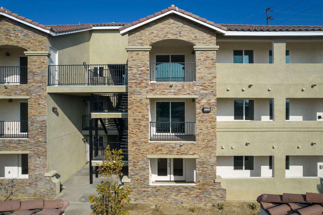 Echo in San Bernardino, CA - Foto de edificio