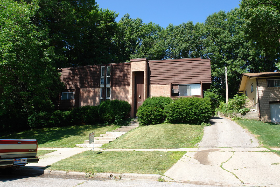 915 Westfield Rd in Lansing, MI - Building Photo