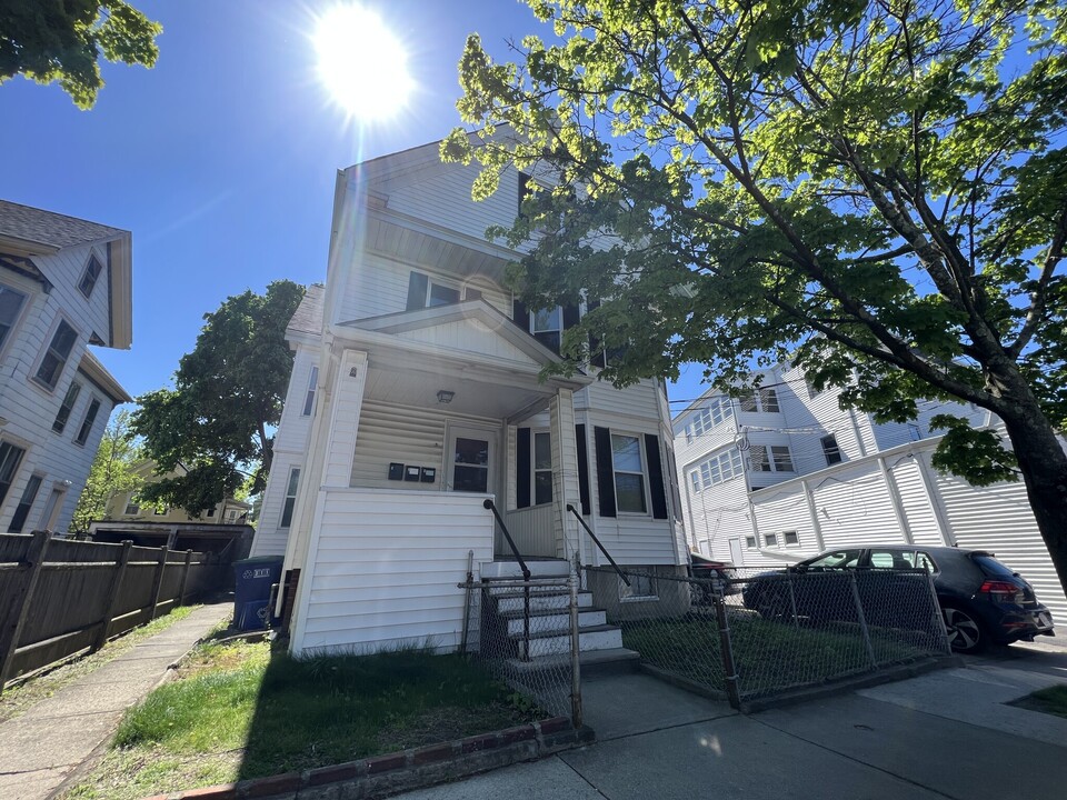 5 Irving St, Unit #1 in Somerville, MA - Foto de edificio