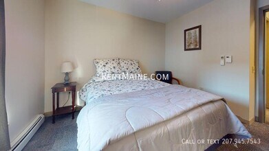 8 Elizabeth Ave, Unit 2 in Bangor, ME - Foto de edificio - Building Photo