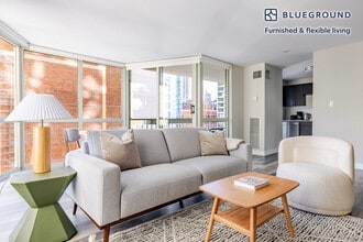 1 E Delaware Pl in Chicago, IL - Foto de edificio - Building Photo